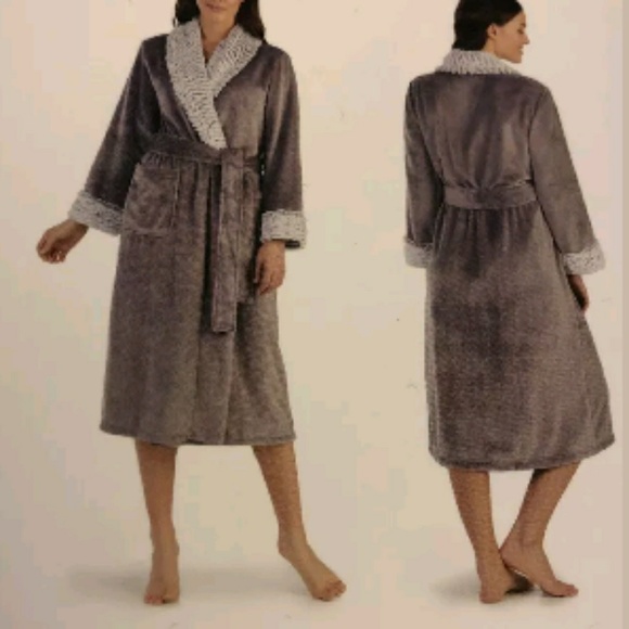 Robe - Picture 4 of 8